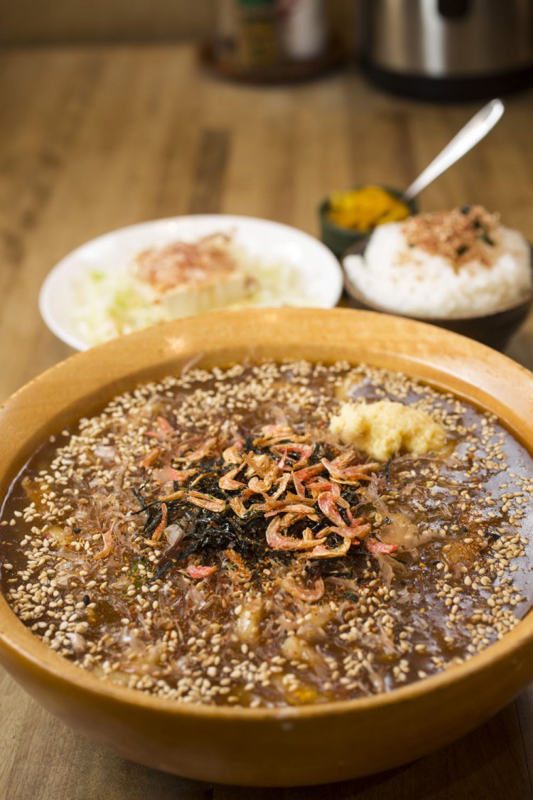 上品な出汁とスパイスの芳香が融合。ミニライス付き。