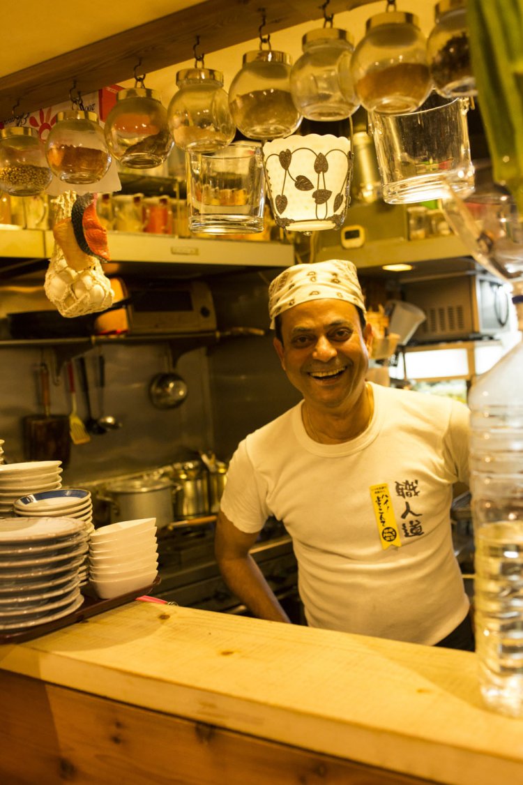 店主の目が行き届く、アットホームな店内。スパイスの芳香で満ちる。