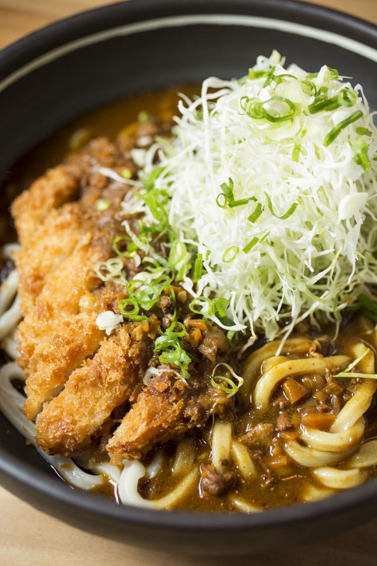 うどんは1日寝かせてコシを生む。カレーは3種のルーをブレンドして濃厚に。