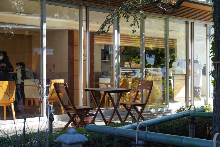 緑豊かな庭園があり、オープンテラスもある。