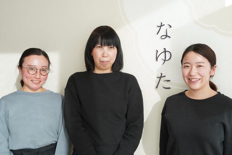 真ん中が店長の松井さん。右がスタッフの及川さん、左が三木さん。