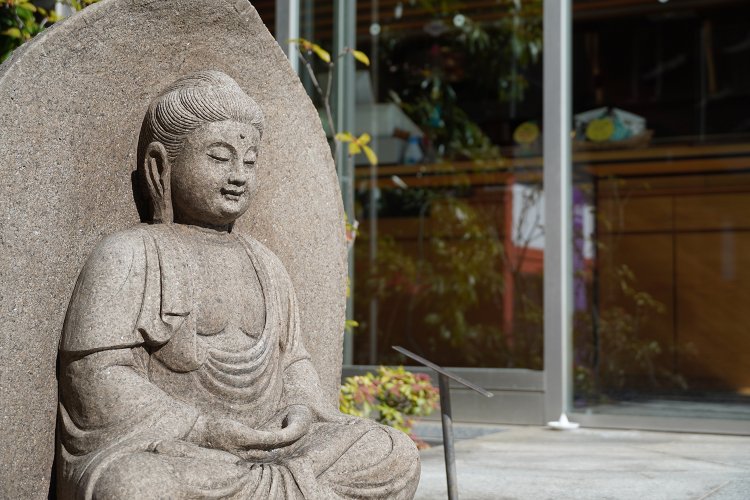 微笑みを絶やさない釈迦如来像。