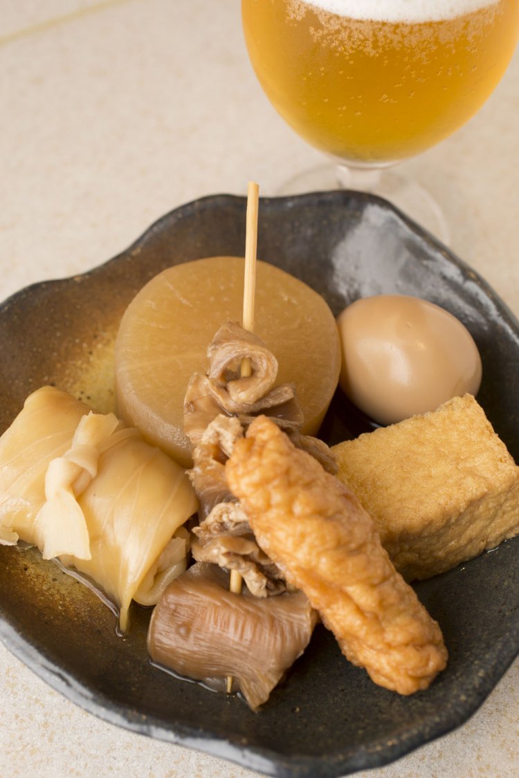 関西風おでん各150円～（時短営業時は販売中止）。ビール付きのお得なセットも。