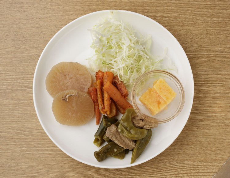 この日の野菜ビュッフェはキャベツや大根の煮物、人参和え、フルーツゼリーなど。