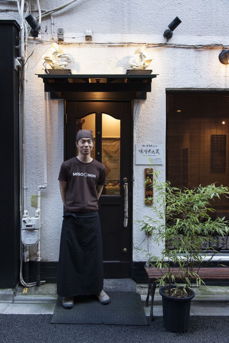 “NO MISO NO LIFE”Tシャツの岡田さん。