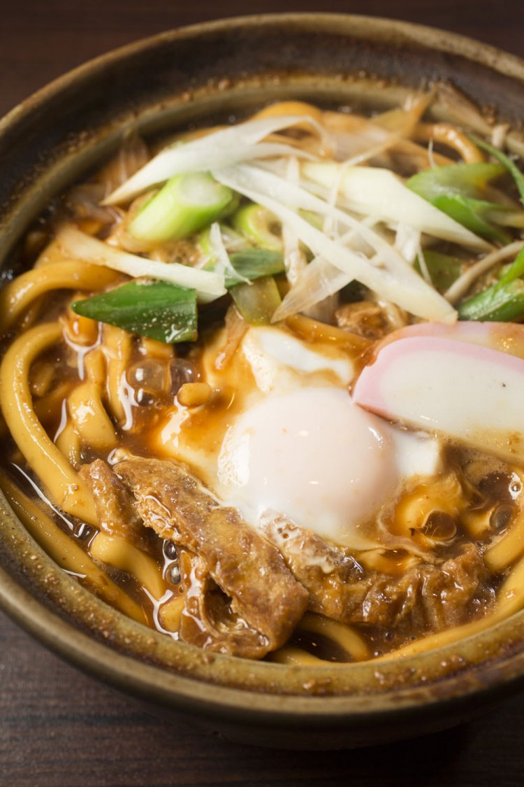 味噌煮込みうどん900円。変わりうどんも用意。