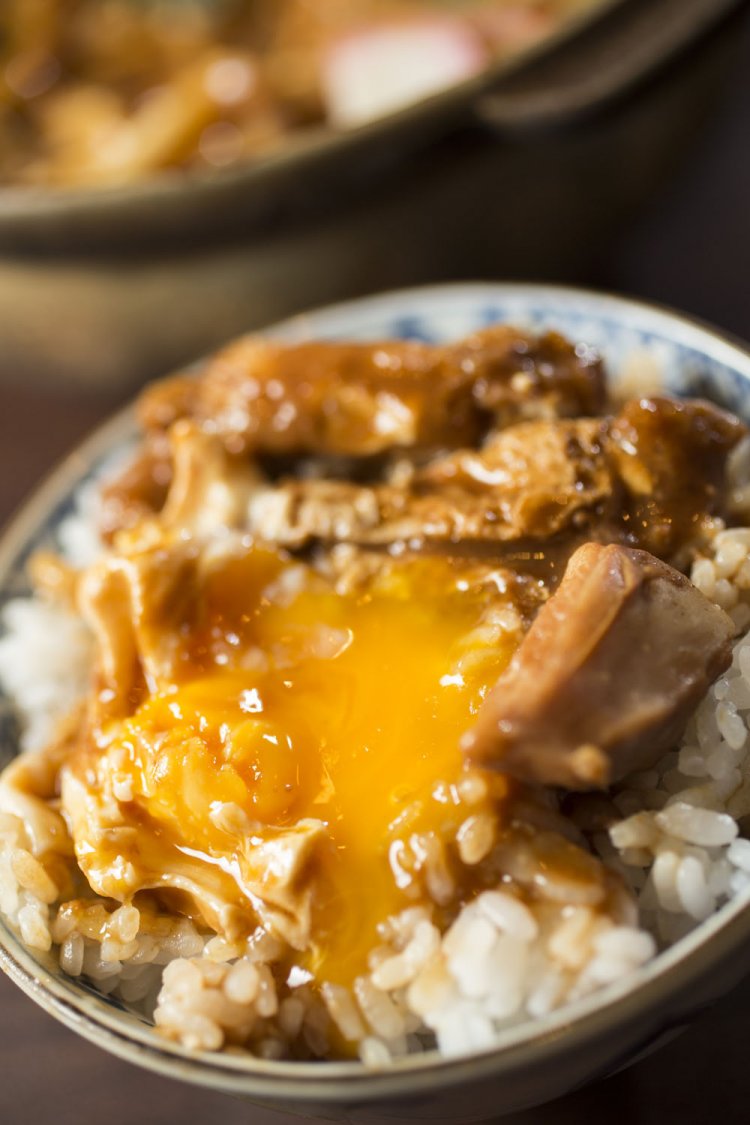 うどんの下に沈めておいた卵と残りの汁をご飯にかければ卵かけご飯に。ご飯は夜のみ＋200円。