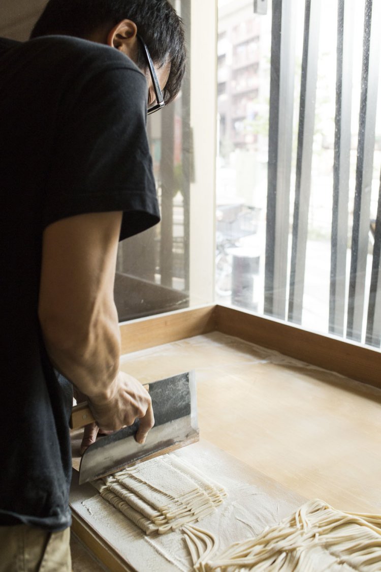 全粒粉を3割加え、うどんを手打ちする山下泰幸さん。