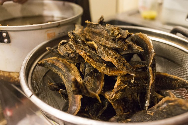 節は水に浸して皮とカビを取り除き、数日かけて乾かしてから、出汁をとる。