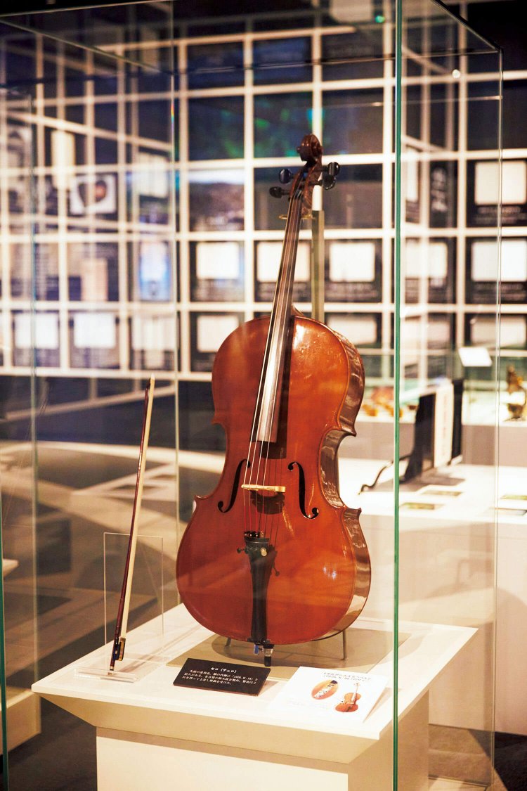 空襲で遺品の多くを焼失したなか、幸いにも残った賢治のチェロ。