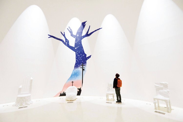 賢治作品をイメージしたイスが並ぶ白い空間、ファンタジックホール。