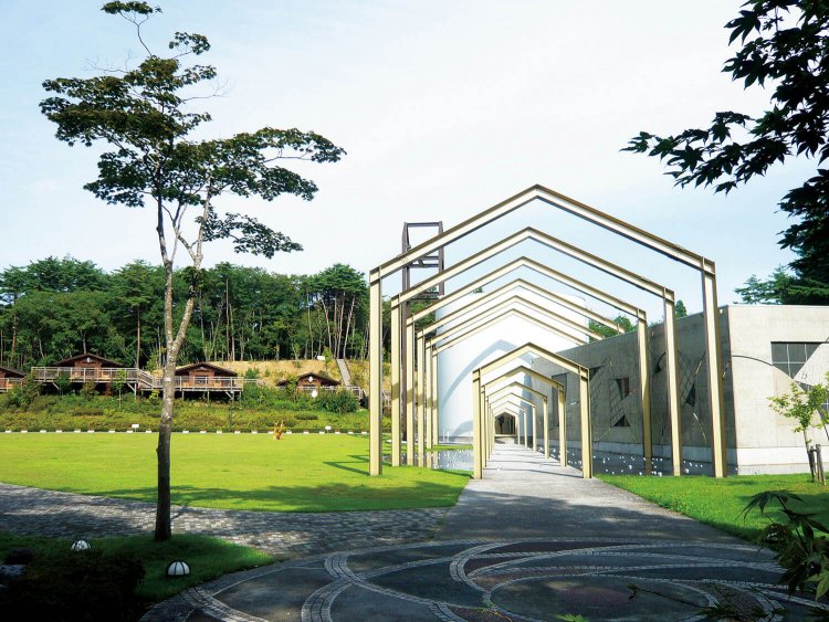 豊かな自然に囲まれた賢治の学校。