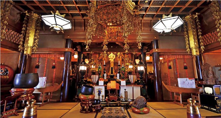 青森ヒバを使った社殿に本尊の魚籃観音像などを祀る拝殿。