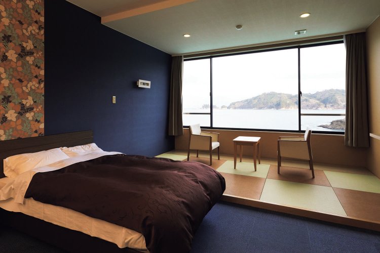 オーシャンビューの客室。 畳敷きの広縁でくつろげる。