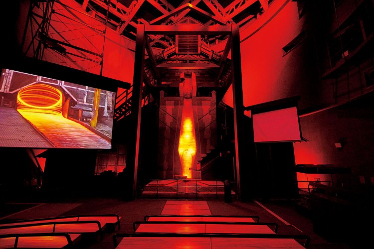 釜石の鉄の歴史を見せる総合演出シアター。中央は橋野高炉跡の原寸大復元模型。