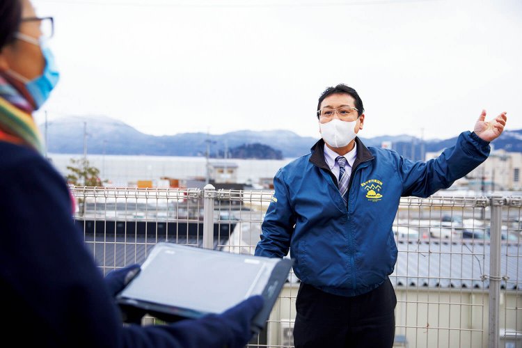 紙一重で津波の難を免れた、自身の体験も語るガイドの昆さん。
