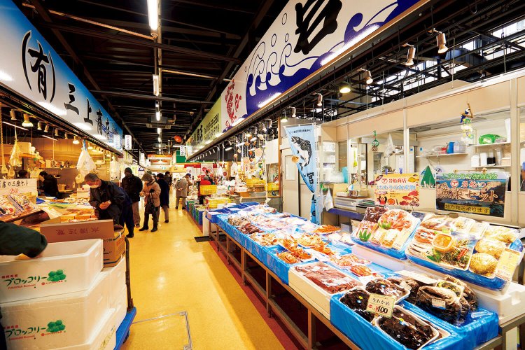 買い物客でにぎわう鮮魚店エリア。