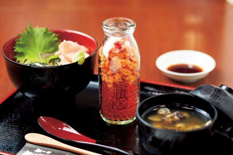 丼の店 おいかわの「瓶ドン」鮭宝1800円。イクラやサケがいっぱい詰まっている。