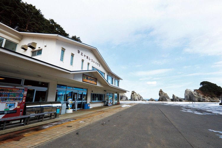 浜の目の前にある浄土ヶ浜レストハウス。