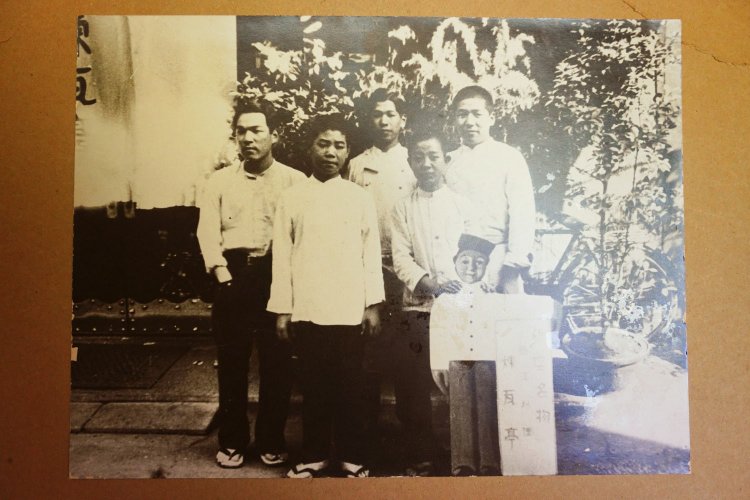 大正期に建てられた、かつての店舗前にて。撮影は昭和初期。（写真提供＝煉瓦亭）