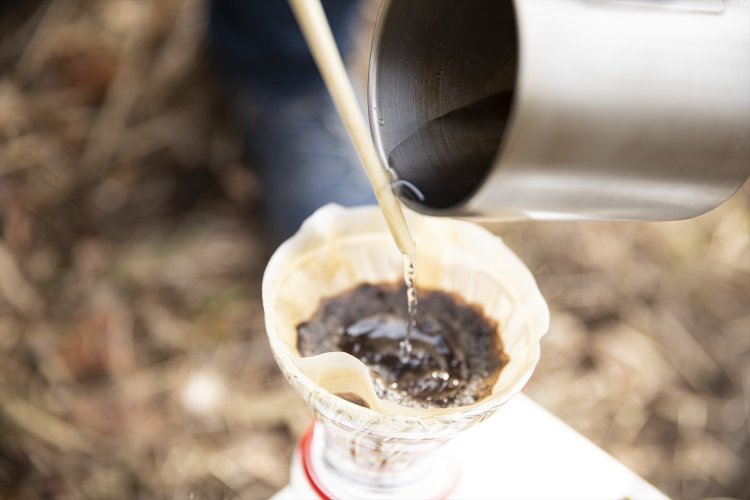 ★裏技★注ぎ口のないコッヘルでも、割り箸を伝わせると湯が細くなる。