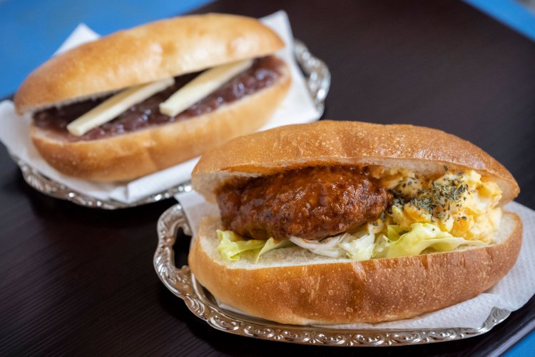 商店街の店の総菜を使った商店街サンド300円、あんバター200円。