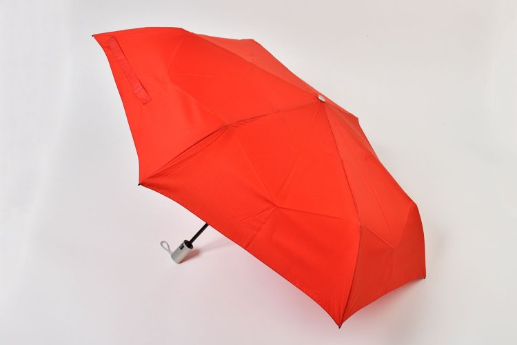 レッドほか全4色。5280円。収納時の長さ約30㎝。約279g。オンラインショップほか。☎03-3556-6810