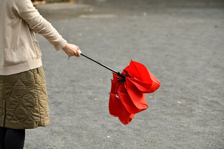 閉じる時もワンプッシュ。自然にくるっと生地がねじれて巻きやすい。