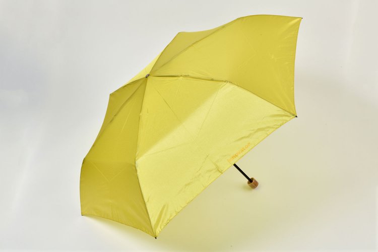 イエローほか全8色。4290円。収納時の長さ28㎝。オンラインショップほか。☎052-962-9321