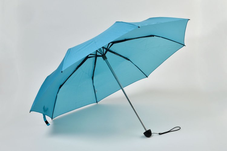 アマゾナイトブルーほか全4色。4000円。収納時の長さ26㎝。232g。オンラインショップほか。☎052-228-9641