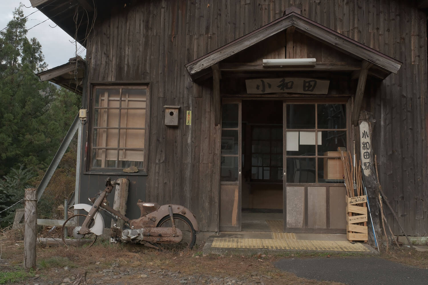 人里離れ、道路もない山深い秘境駅の周りは全てが朽ちていた。飯田線