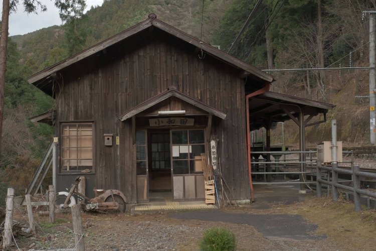 小和田駅の木造駅舎。傍らにスーパーカブが朽ちていた。