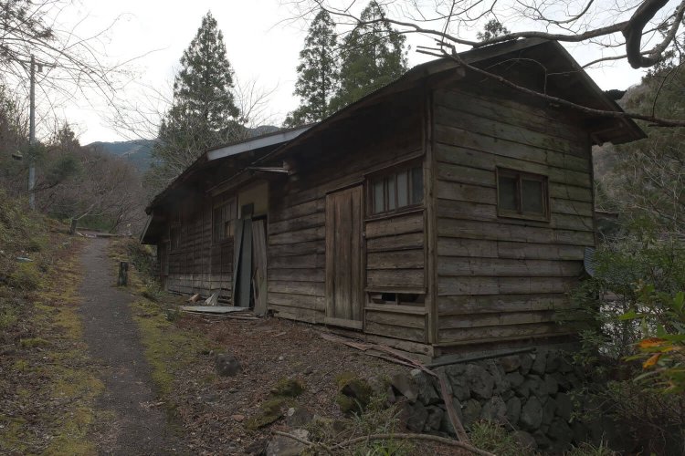 空き家になっている家屋。雅子様ご成婚に関連した小和田駅婚礼イベントを行ったとき、この家屋が使用されたという。