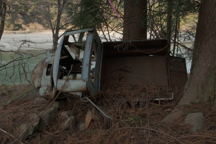 あちこち壊れているが事故で破壊された感じはしなかった。