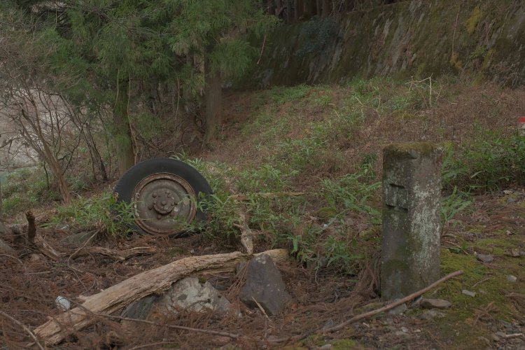 外された後輪と「エ」の字が刻印された国鉄の境界標。