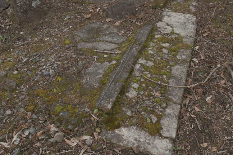 小さな広場に残る建物の跡。広場の先にも廃車体があるものの、敷地内なのか曖昧なのでここでは紹介しない。