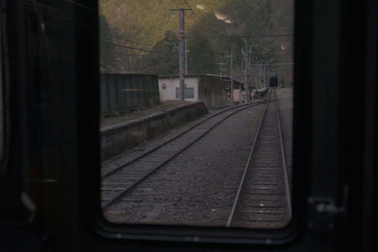 帰りの電車から。左の側線は貨物ホーム跡。小和田駅前はかつては商店もあり、そこそこ賑わっていたという。