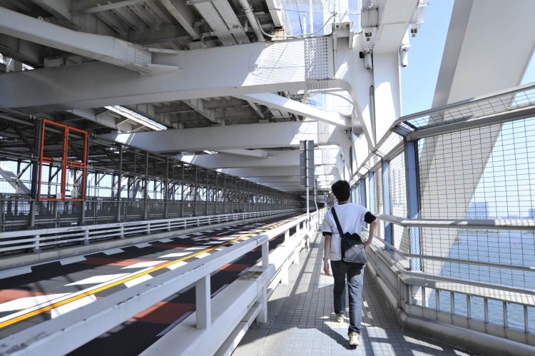 すぐ横は一般道、中央部は新交通システムゆりかもめ、上層には首都高速道路が走る。