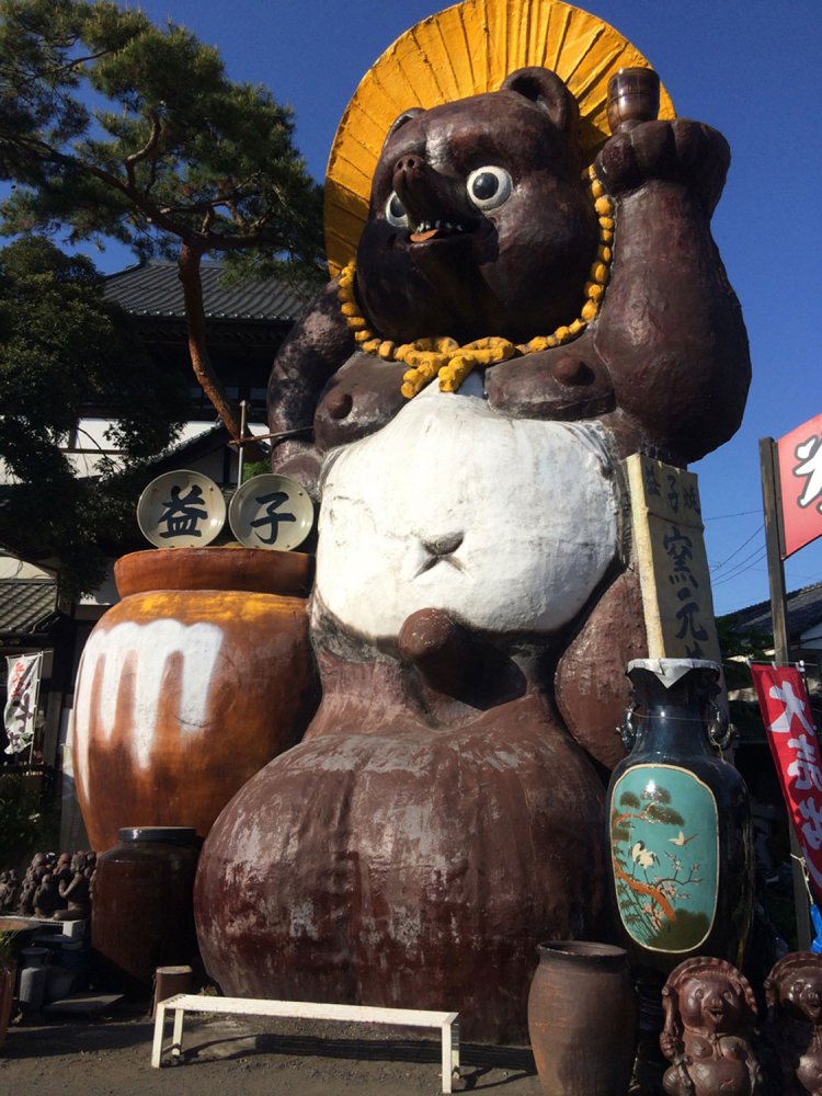 益子焼窯元共販センター入り口の巨大タヌキ。陶器市の時などは待ち合わせ場所として賑わう（2015年）