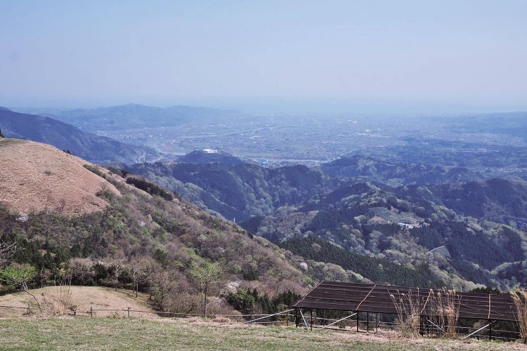山頂の南側からは小田原方面と、その奥には相模湾が見える。