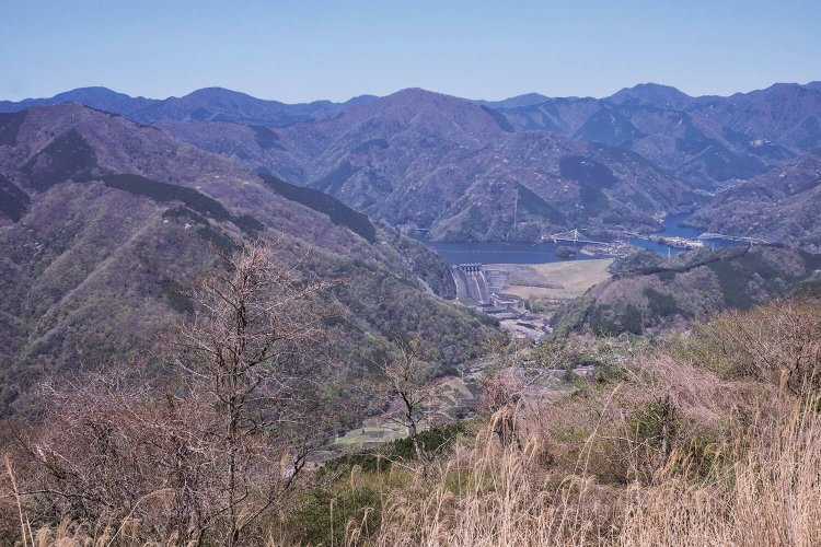 山頂の北側には丹沢湖と西丹沢の峰々が見える。