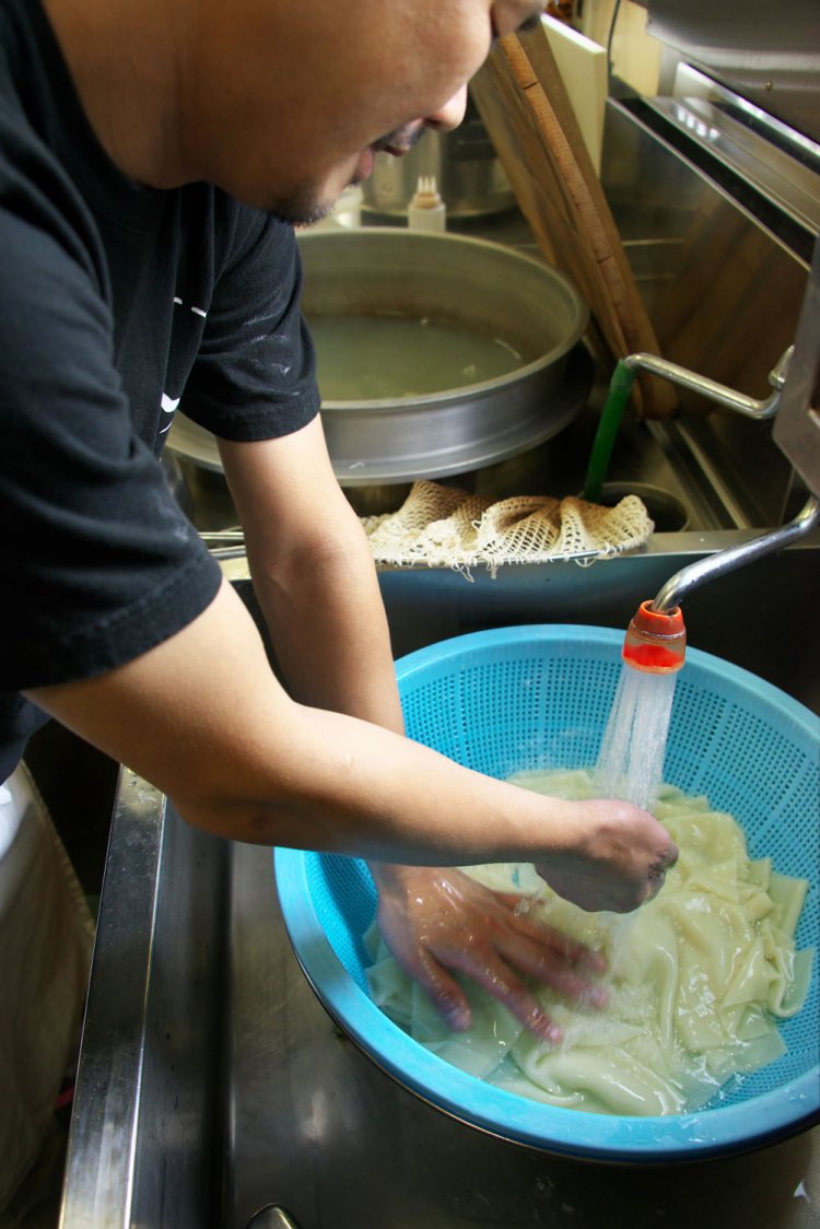 茹で上がりを冷水で洗う。昔のひもかわは冬のものだった。