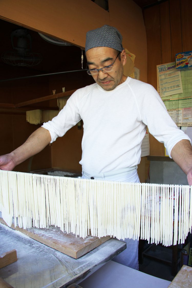 一度に打って茹でる量は2、3人前。このまま干して乾麺も販売。