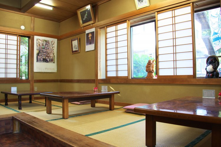 家庭的な店。自家製きんぴらと漬物の小鉢も美味だ。