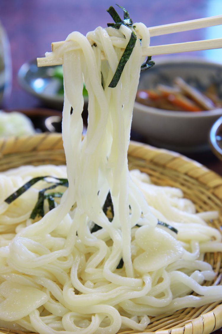 透明感があってつるっと旨い。手打ちならではの切れ端で♡形のおまけ付き。もりうどん550円は小鉢付き。