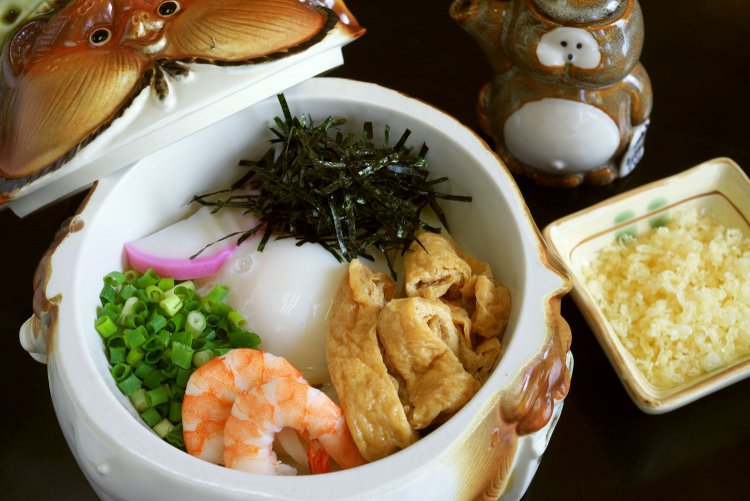 地元茂林寺に伝わる昔話にちなんだ「分福茶釜の釜玉うどん」920円。