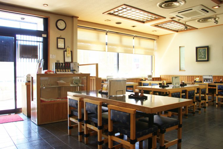 120年前、良質な地粉と地下水の館林で乾麺屋を創業。乾麺販売の店は隣に並んでいる。