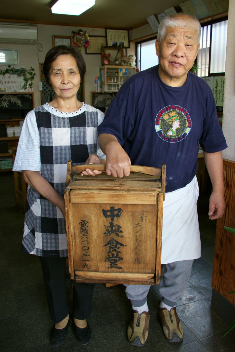 50年以上うどんを打つご主人と奥さん。おかもちも年代物。