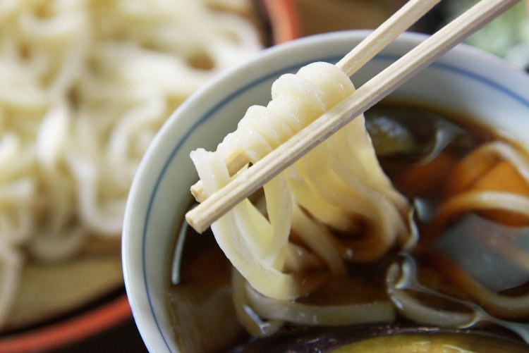 ナスとネギと薄揚げを炒めて、コクを出したつけ汁が絶妙な「なす南ばん汁」600円。