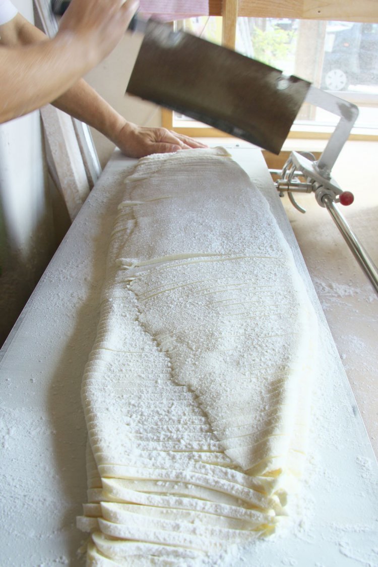 日光連山の伏流水で粉を練る。